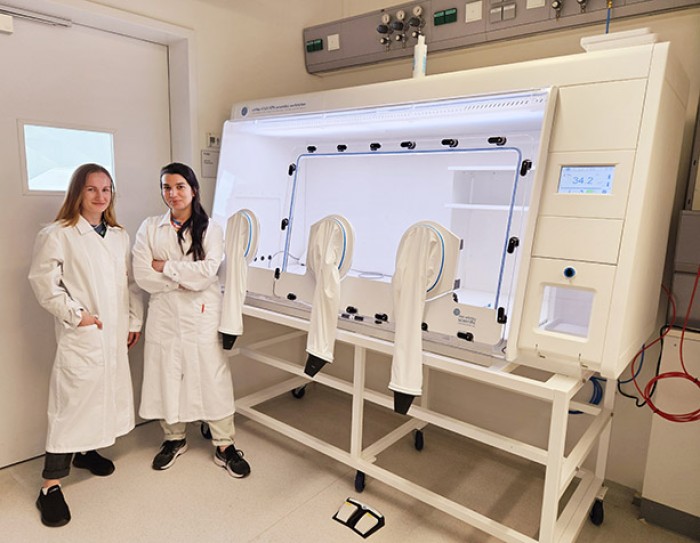 Effiziente Forschung am FLI: Installation der Whitley A145 HEPA Arbeitsstation